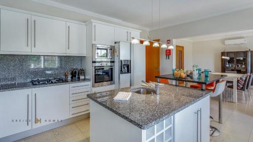 Palvelut, Luxuosa moradia V5 em Quarteira - Greice Homes in Vila Sol