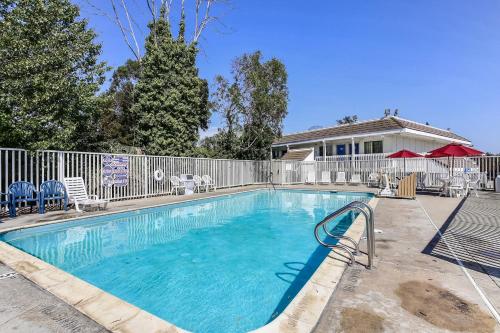 游泳池, 利弗莫爾6號汽車旅館 (Motel 6-Livermore, CA) in 利文摩爾 (CA)