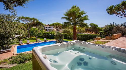 Palvelut, Luxuosa moradia V5 em Quarteira - Greice Homes in Vila Sol