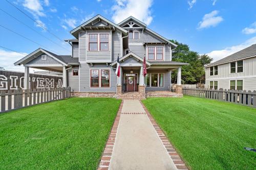 Luxury 5 BR 4 Bath, Hot Tub, Outdoor Kitchen, Across Street from Kyle Field! in College Station, USA