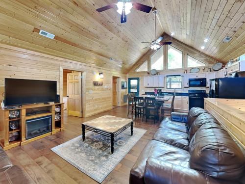 Emily's Hideaway 4 Bedroom Mountain View Hot Tub WiFi Arcade Sleeps 11 - image 10