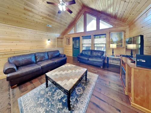 Emily's Hideaway 4 Bedroom Mountain View Hot Tub WiFi Arcade Sleeps 11 - image 13