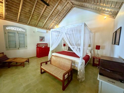 Deluxe Room with Balcony image 10
