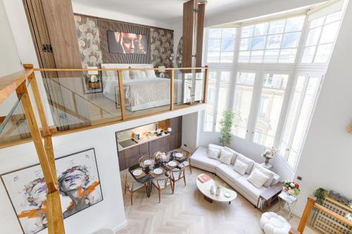 Duplex à deux pas des Champs Elysée, Paříž
