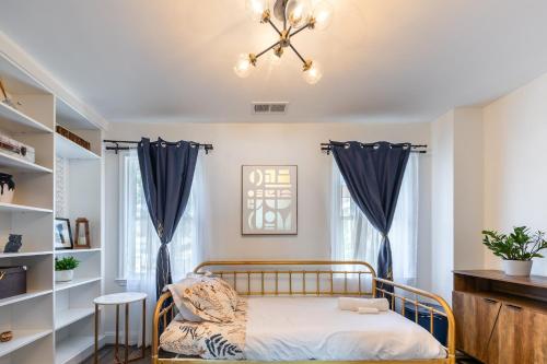 Charming 2BR Townhouse with Patio & Parking in DC in Washington, USA