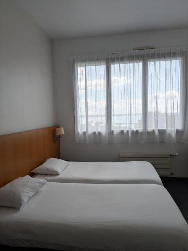 2 twin beds