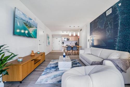 Waterfront Luxury Loft with Pool, Gym & Beach Chairs in Golden Isles, USA
