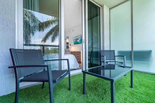 Waterfront Luxury Loft with Pool, Gym & Beach Chairs in Golden Isles, USA