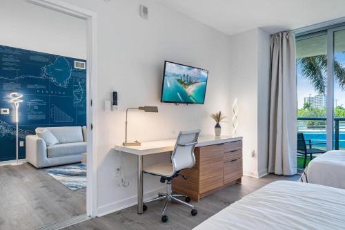 Waterfront Luxury Loft with Pool, Gym & Beach Chairs in Golden Isles, USA