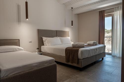 1 king bed, 2 twin beds
