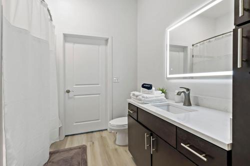Posh 1BD - 5 Min DT, Gym, Parking, W-D - Sleeps 6 in Charlotte, USA
