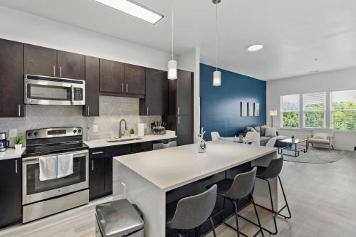 Posh 1BD - 5 Min DT, Gym, Parking, W-D - Sleeps 6 in Charlotte, USA