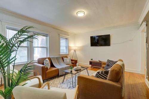 Stunning 2BR McKinley Beach - Brady St Lower East in Milwaukee, USA