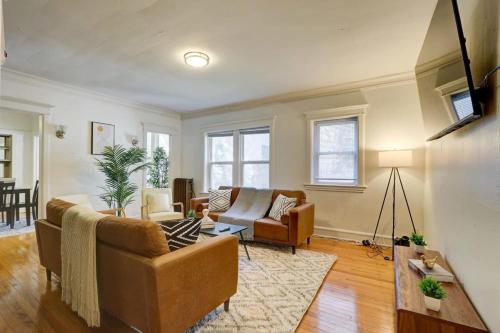 Stunning 2BR McKinley Beach - Brady St Lower East in Milwaukee, USA