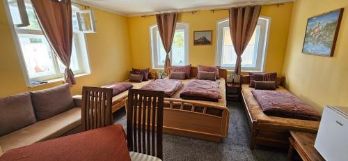 1 queen bed, 2 twin beds, 1 sofa bed