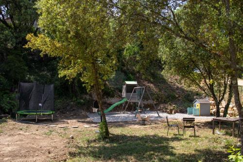 Spēļu laukums, Le Gîte des Garrigues (Le Gite des Garrigues) in Brouzet-les-Ales