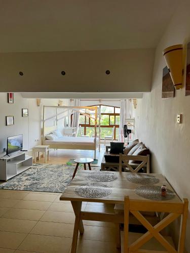 Golden Sun Studio Apartment - Tap to explore photos