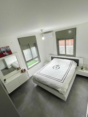 דירה מפנקת עם בריכה במרכז in Yehud