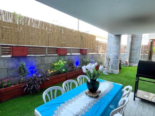 Garden, דירה מפנקת עם בריכה במרכז in Yehud
