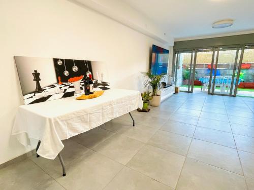 Facilities, דירה מפנקת עם בריכה במרכז in Yehud