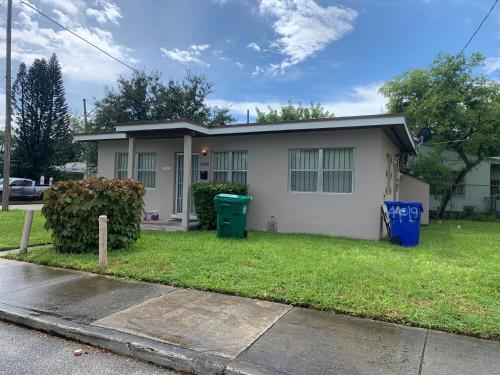 Shared Room By Wynwood and Close To Mid-Beach in Miami, USA