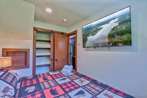 Retreat on the Lake in Hiawassee, USA