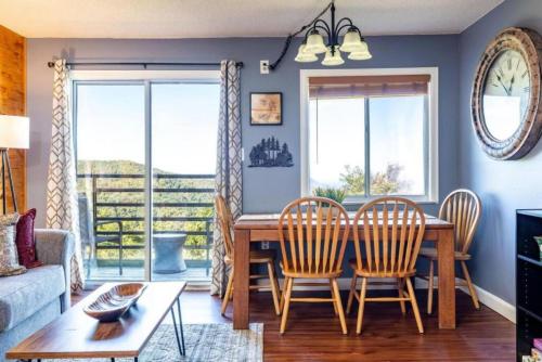 2 Places, 1 Epic Smoky Mtn Stay! Breathtaking Views-Indoor Pool-Outdoor Pool-Hot Tubs-Arcade-Playground-Close to Downtown in Gatlinburg, USA