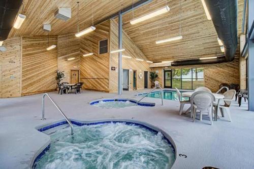 Hot tub, 2 Places, 1 Epic Smoky Mtn Stay! Breathtaking Views-Indoor Pool-Outdoor Pool-Hot Tubs-Arcade-Playgro in Gatlinburg (TN)