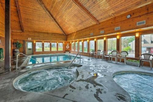 Hot tub, 2 Places, 1 Epic Smoky Mtn Stay! Breathtaking Views-Indoor Pool-Outdoor Pool-Hot Tubs-Arcade-Playgro in Gatlinburg (TN)