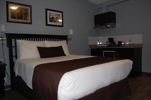 Rest Inn Room Type - Deluxe Queen Room with Kitchenette Rest Inn Room Type - Deluxe Queen Room with Kitchenette