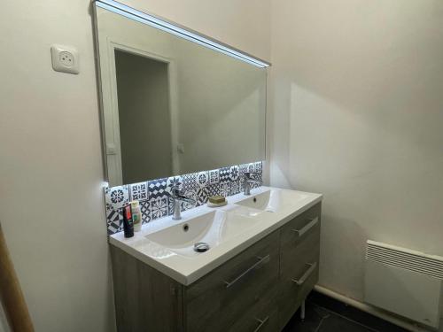 chambre 4 personnes avec entree independante , grand parking, salle de bain, wc - Chatain