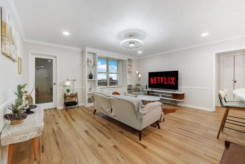 Downtown Condo, City Skyline View, Walk Friendly in Atlanta, USA
