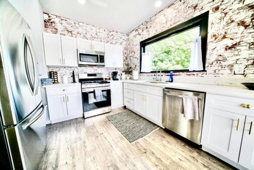Konyha, 10 Bedroom Historical Downtown Albany Pet Friendly Home in Albany