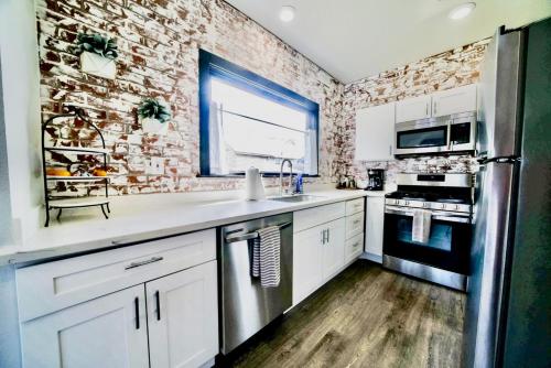 Konyha, 10 Bedroom Historical Downtown Albany Pet Friendly Home in Albany