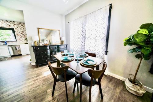 Létesítmények, 10 Bedroom Historical Downtown Albany Pet Friendly Home in Albany