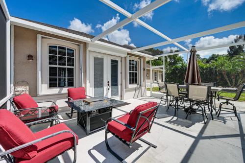Fire Table & Home Gym: Secluded Naples Home in Orangetree (FL)