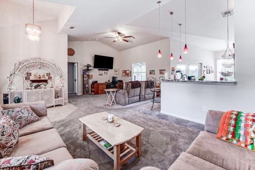 Fire Table & Home Gym: Secluded Naples Home in Orangetree (FL)