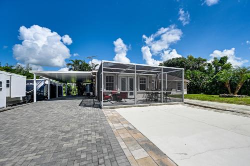 Fire Table & Home Gym: Secluded Naples Home in Orangetree (FL)