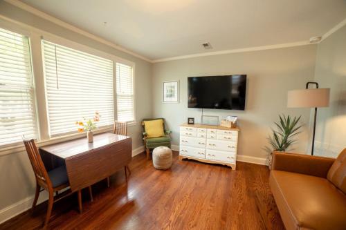 Cozy Getaway Mins to Downtown, Broadway Airport in Nashville, USA