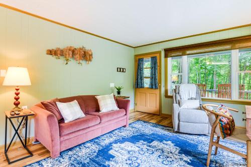 6 Mi to Ski Area Peaceful North Carolina Cottage in Maggie Valley, USA