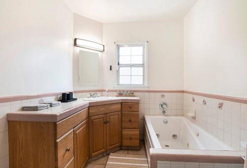 Updated 3-Bedroom LA Home with Backyard, BBQ & Family-Friendly Amenities in Los Angeles, USA