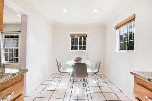 Updated 3-Bedroom LA Home with Backyard, BBQ & Family-Friendly Amenities in Los Angeles, USA