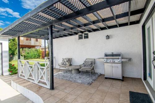 Updated 3-Bedroom LA Home with Backyard, BBQ & Family-Friendly Amenities