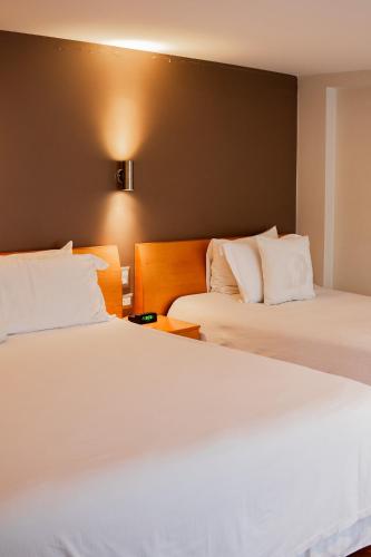 1 double bed, 1 twin bed