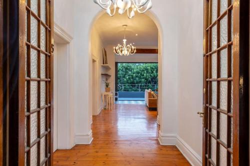 Victorian Premier 3BR - Tap to explore photos