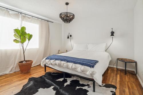 Lazy H Bar Desert Outpost Ranch House with Pool and Hot Tub