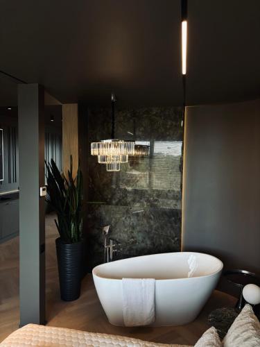 Ванна під відкритим небом, Amrita Hotel in Лієпая