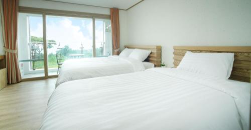 1 queen bed, 1 twin bed