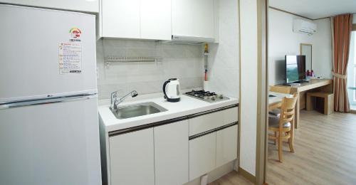 Kitchen, Bowhill Pension near Yakchunsa Temple
