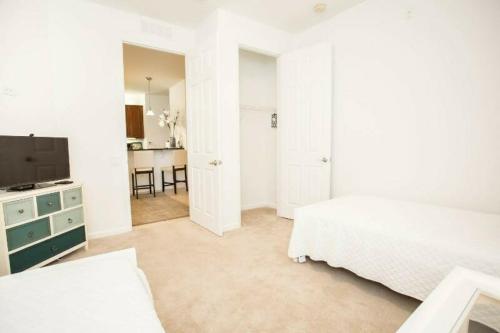 Modern Vacation apartment with a lake view at Vista Cay Resort 93169 - image 10